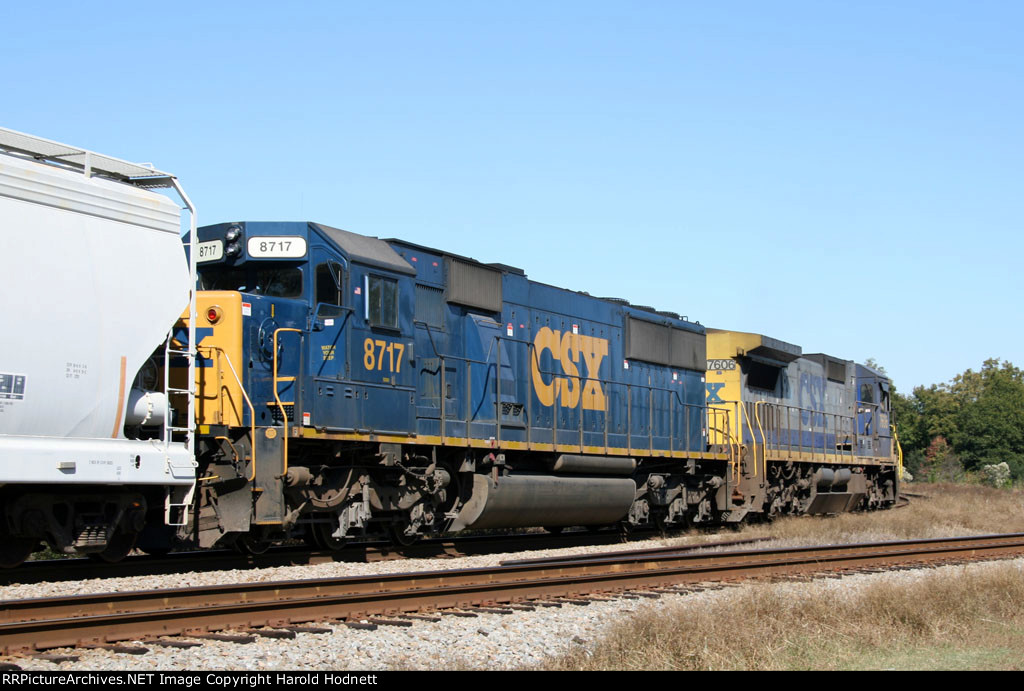 CSX 7606 & 8717 lead train Q492 onto the Andrews Sub